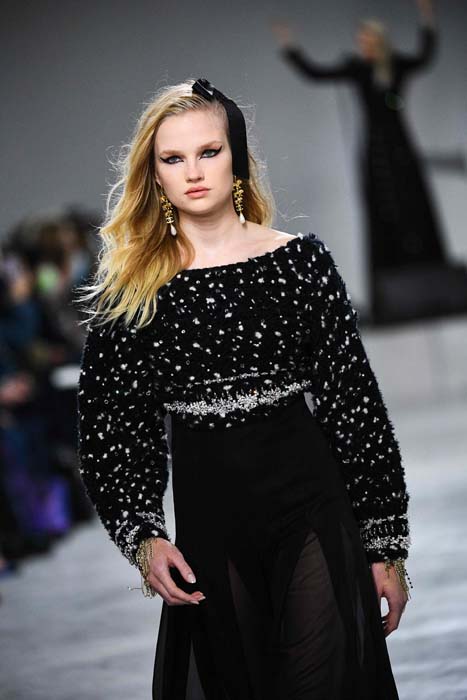 Chanel Métiers d'Art 2021/22 Koleksiyonunu Sundu