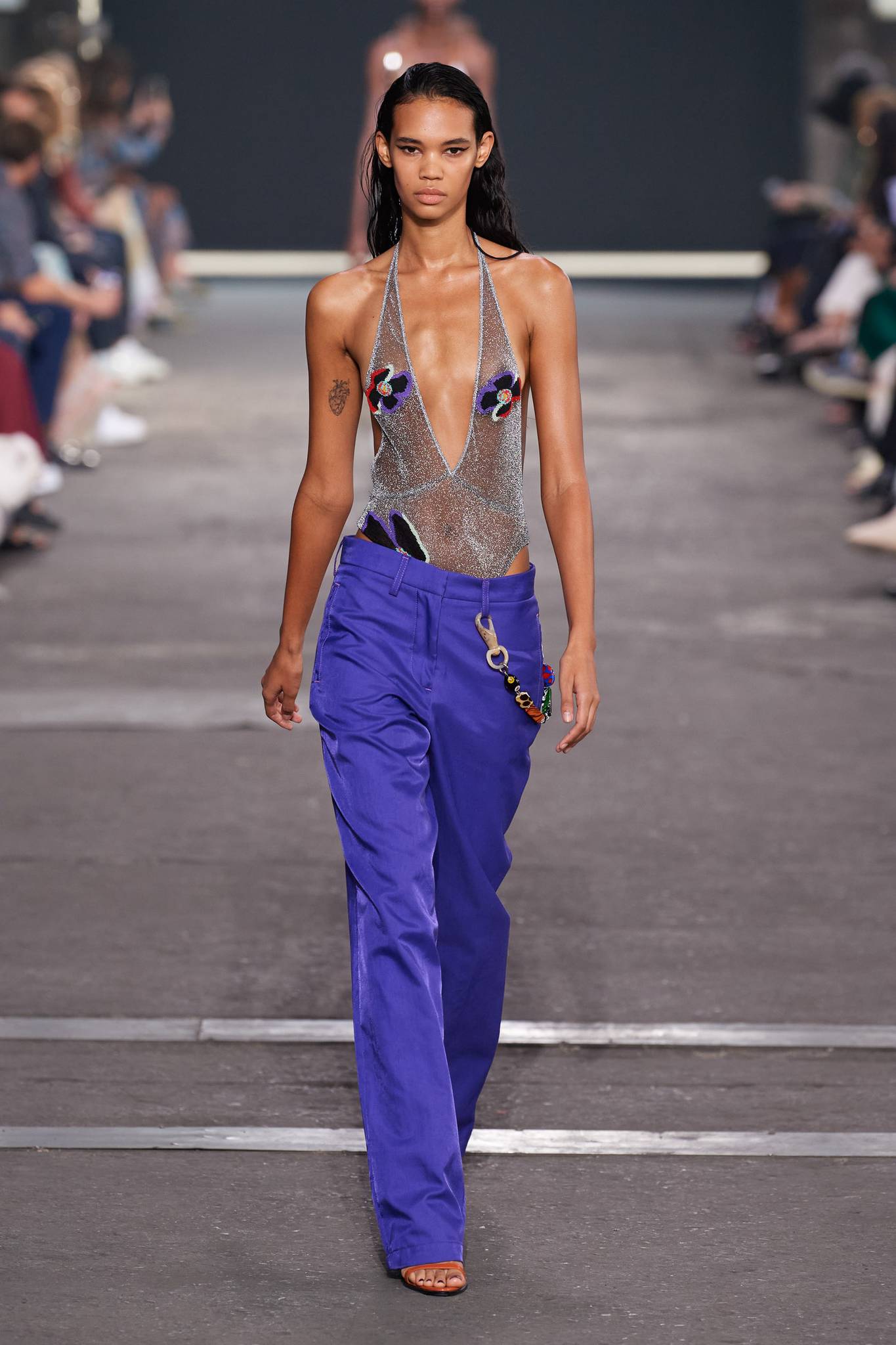 Pantone'un 2022 Rengi Very Peri Podyumda!