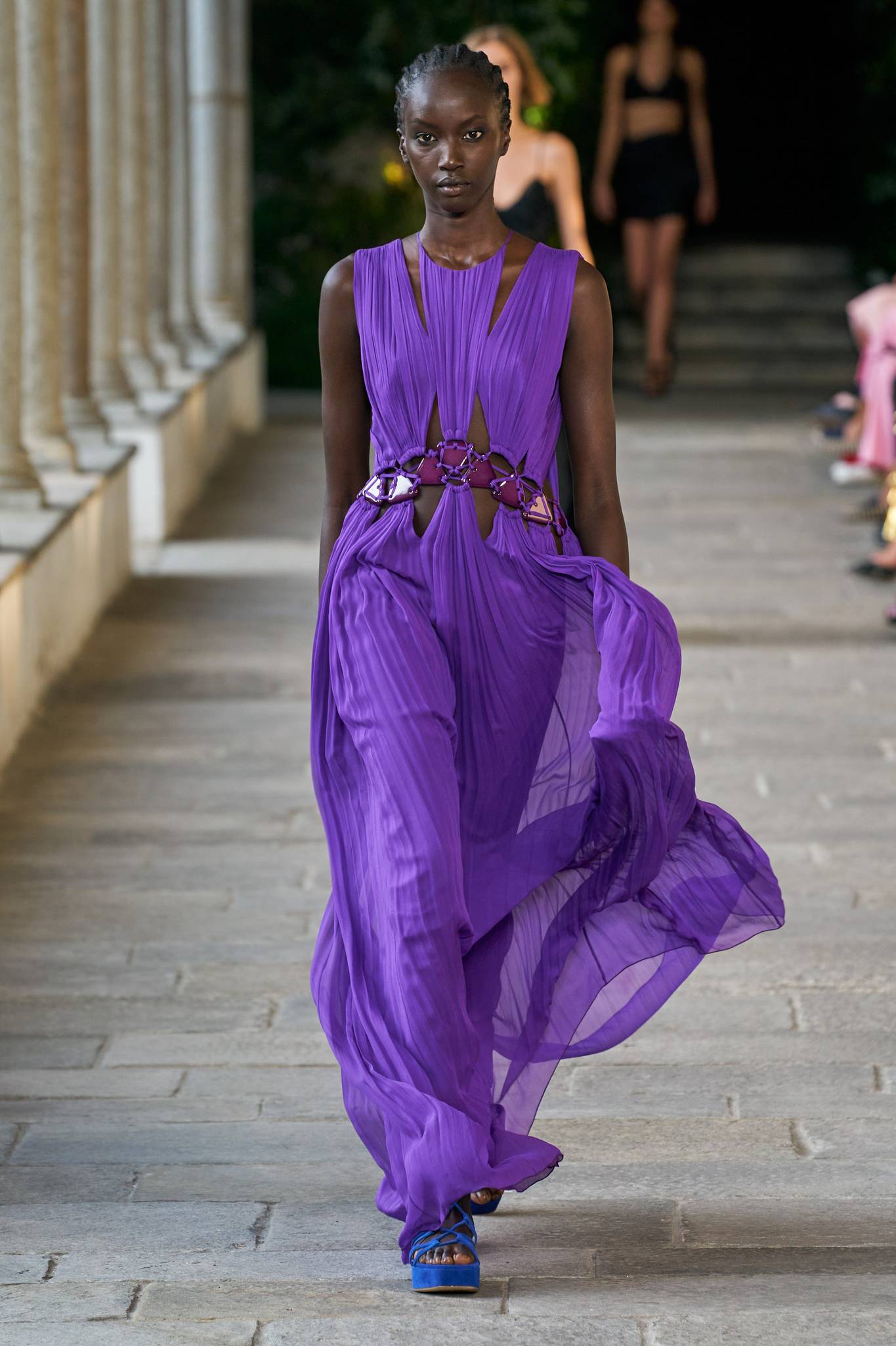 Pantone'un 2022 Rengi Very Peri Podyumda!