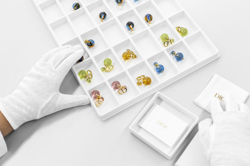 Dior Tribales küpelerin renk oyunu