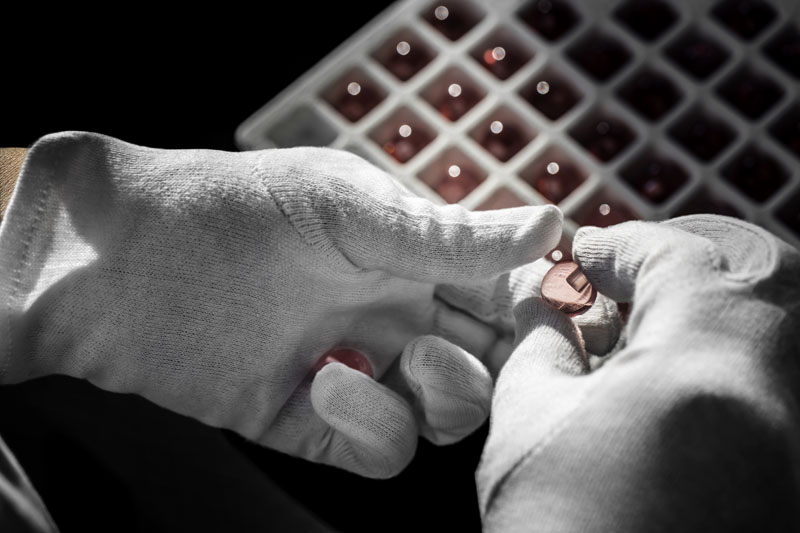 Dior Tribales küpelerin renk oyunu