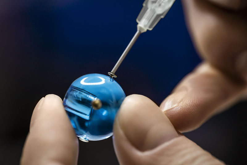 Dior Tribales küpelerin renk oyunu