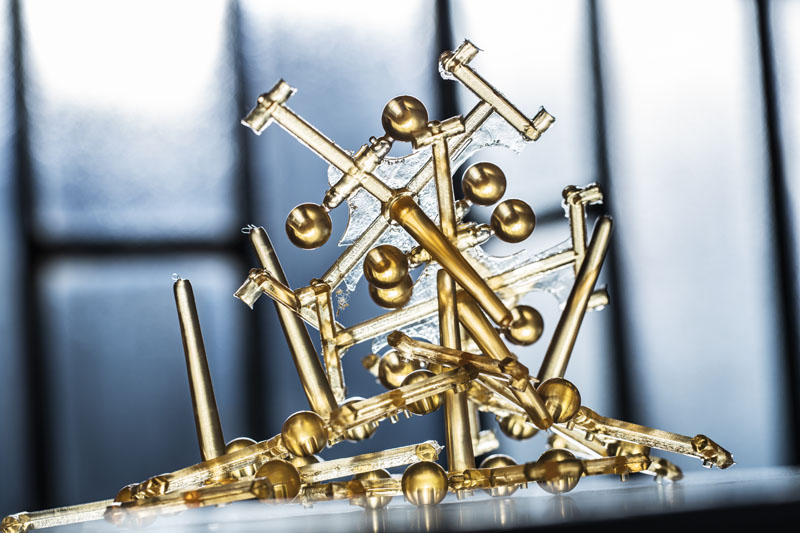 Dior Tribales küpelerin renk oyunu