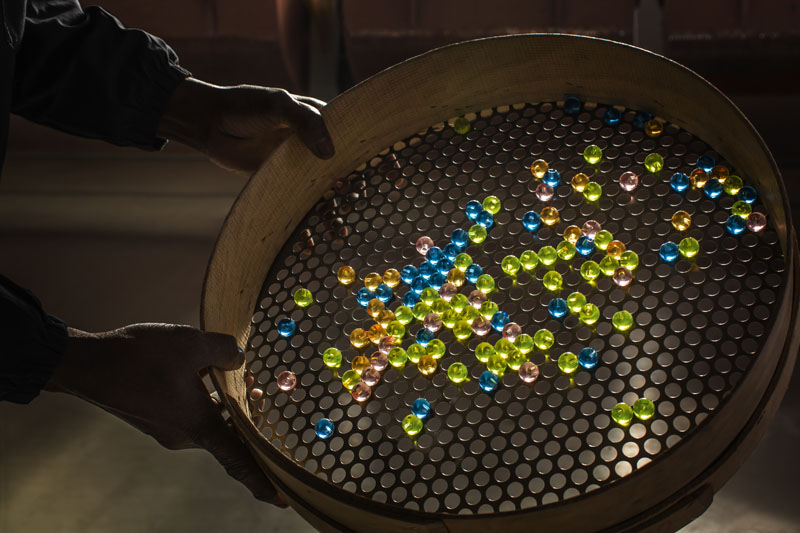 Dior Tribales küpelerin renk oyunu