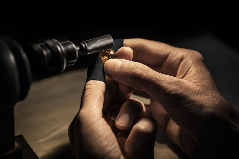 Dior Tribales küpelerin renk oyunu