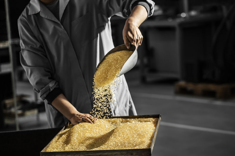 Dior Tribales küpelerin renk oyunu