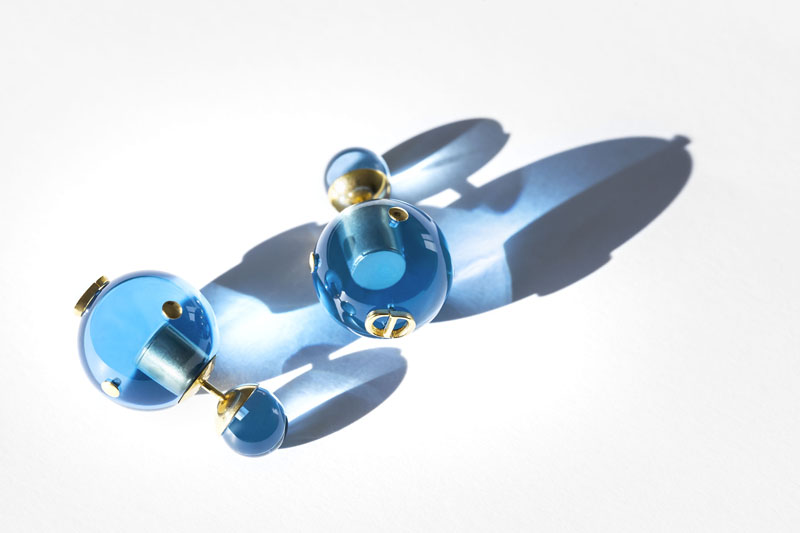 Dior Tribales küpelerin renk oyunu