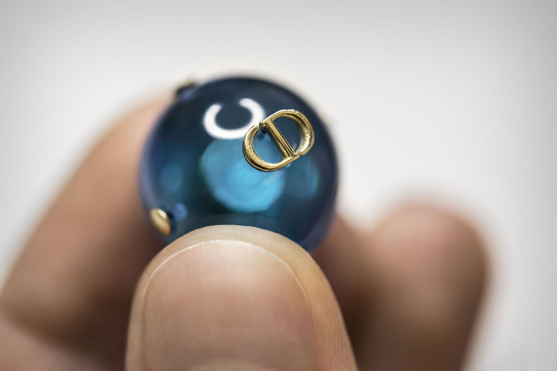 Dior Tribales küpelerin renk oyunu