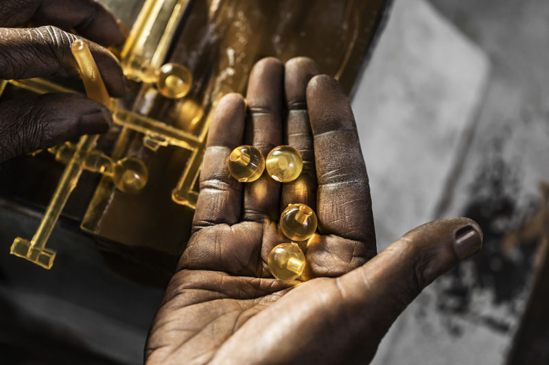 Dior Tribales küpelerin renk oyunu