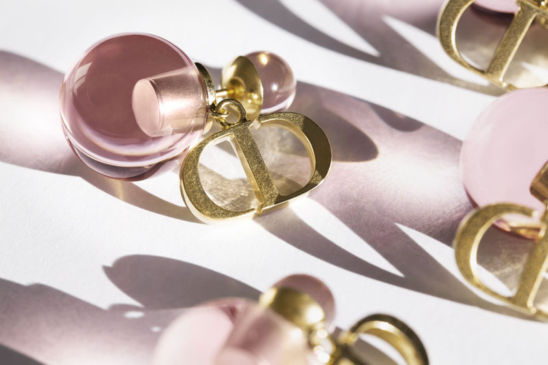 Dior Tribales küpelerin renk oyunu