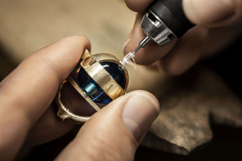 Dior Tribales küpelerin renk oyunu