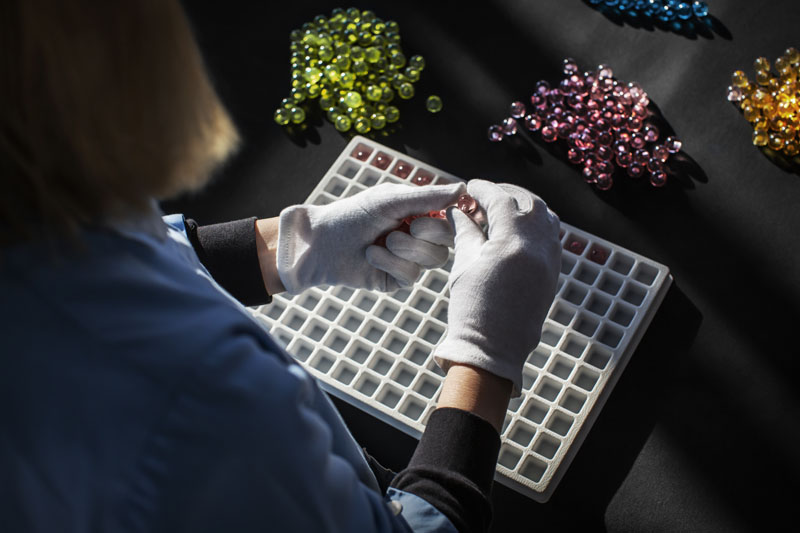 Dior Tribales küpelerin renk oyunu