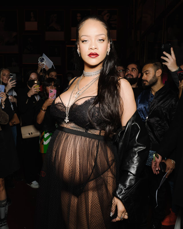 Dior şovunun ilgi odağı: Rihanna