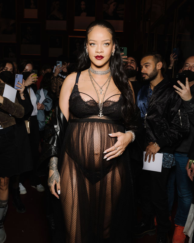 Dior şovunun ilgi odağı: Rihanna