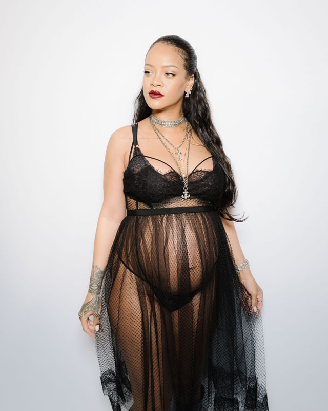 Dior şovunun ilgi odağı: Rihanna