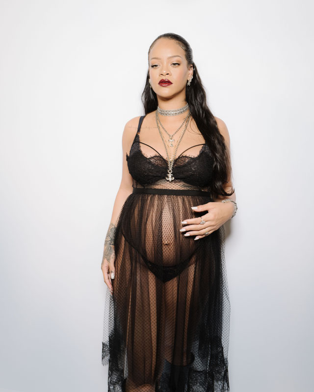 Dior şovunun ilgi odağı: Rihanna