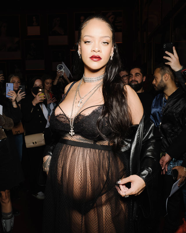 Dior şovunun ilgi odağı: Rihanna