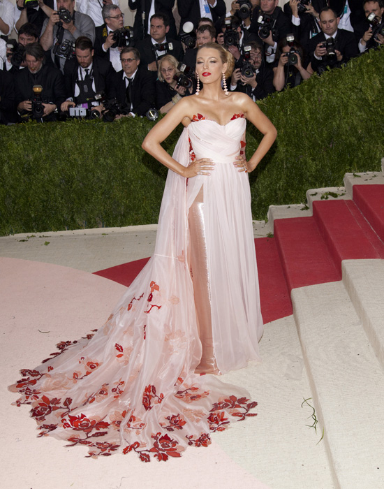 Blake Lively'nin MET Gala Kıyafetlerine Yakın Bakış