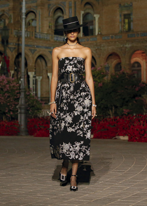 Dior Cruise 2023: Şiirsel Bir İspanyol Şovu