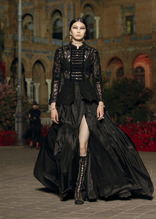 Dior Cruise 2023: Şiirsel Bir İspanyol Şovu