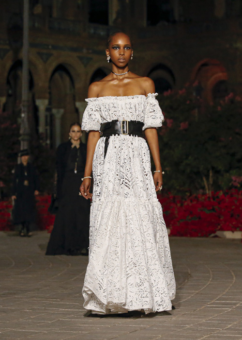 Dior Cruise 2023: Şiirsel Bir İspanyol Şovu