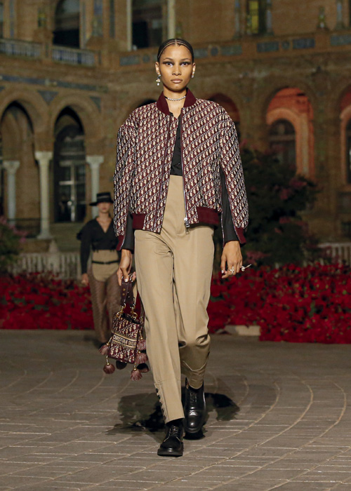 Dior Cruise 2023: Şiirsel Bir İspanyol Şovu