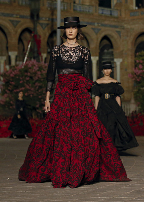 Dior Cruise 2023: Şiirsel Bir İspanyol Şovu