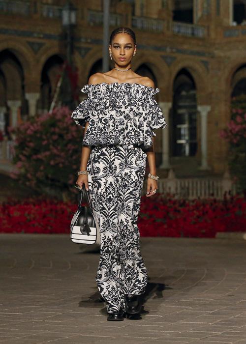 Dior Cruise 2023: Şiirsel Bir İspanyol Şovu