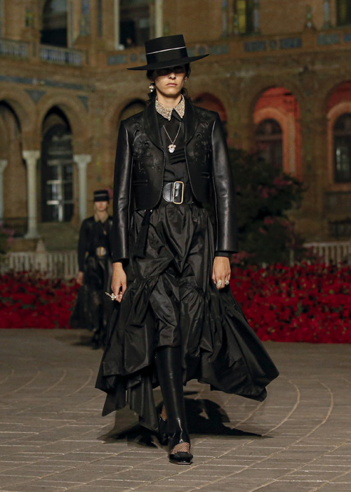 Dior Cruise 2023: Şiirsel Bir İspanyol Şovu