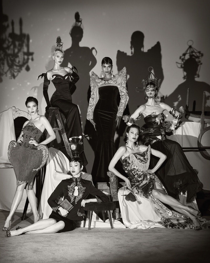 Moschino'nun Heykelsi Siluetleri