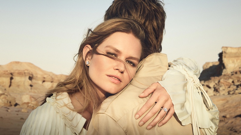 Anna Ewers Louis Vuitton İle Işık Saçıyor