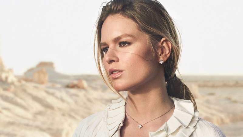 Anna Ewers Louis Vuitton İle Işık Saçıyor