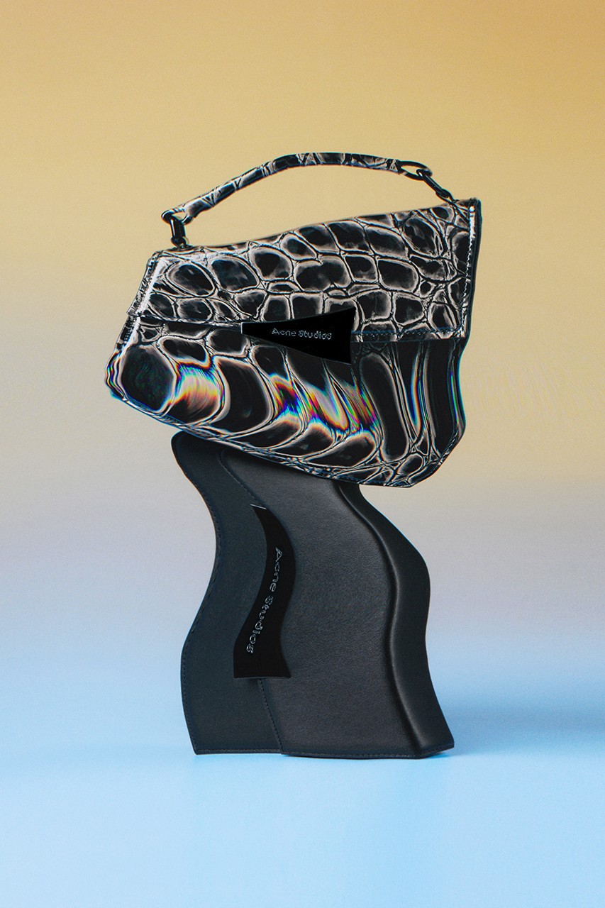 Acne Studios'un Favori Çantası: Distortion