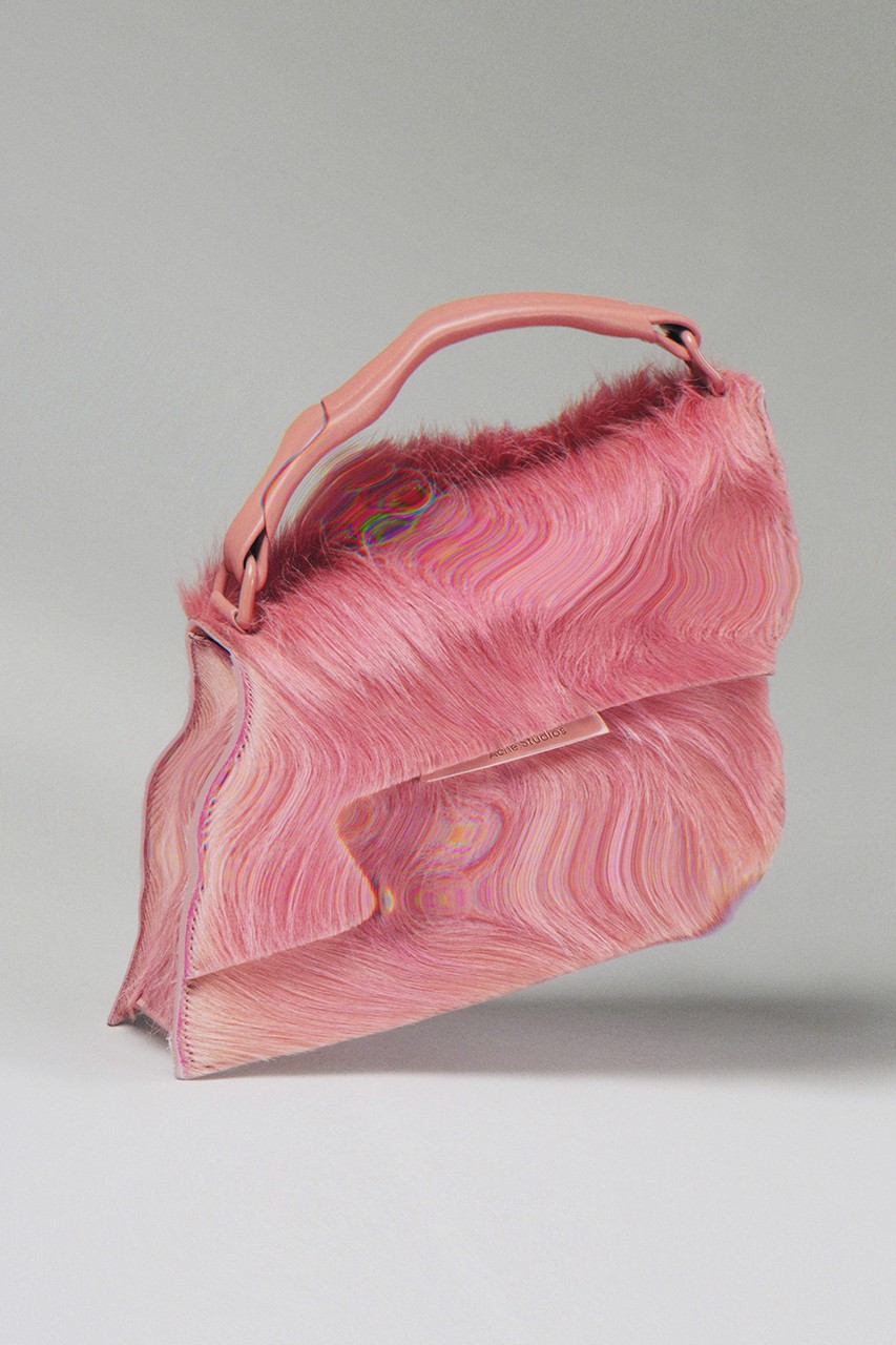 Acne Studios'un Favori Çantası: Distortion