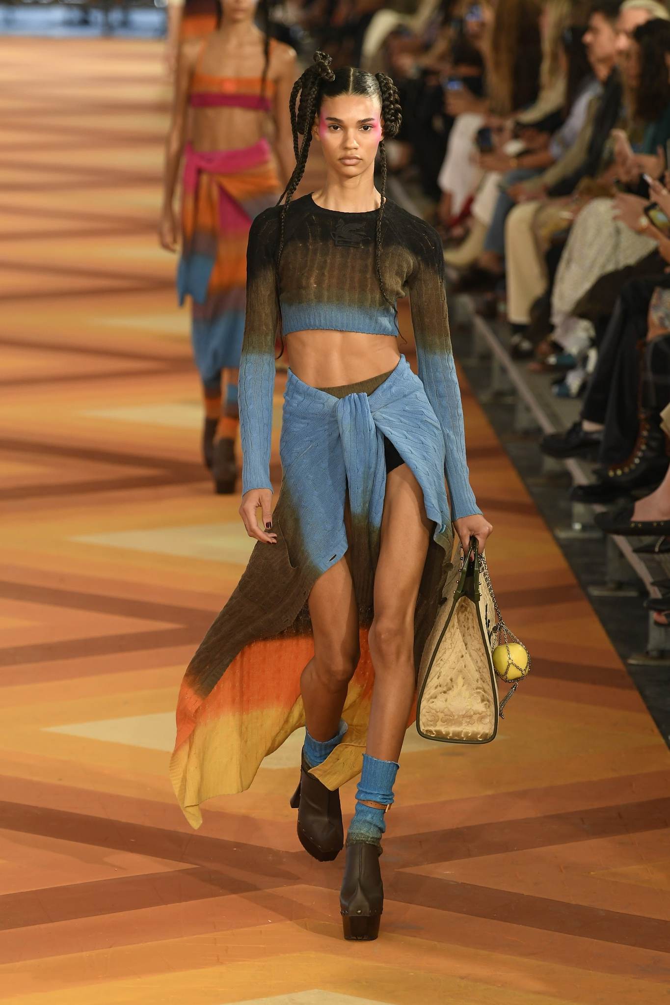 Etro 2023 İlkbahar/Yaz Koleksiyonunu Keşfedin