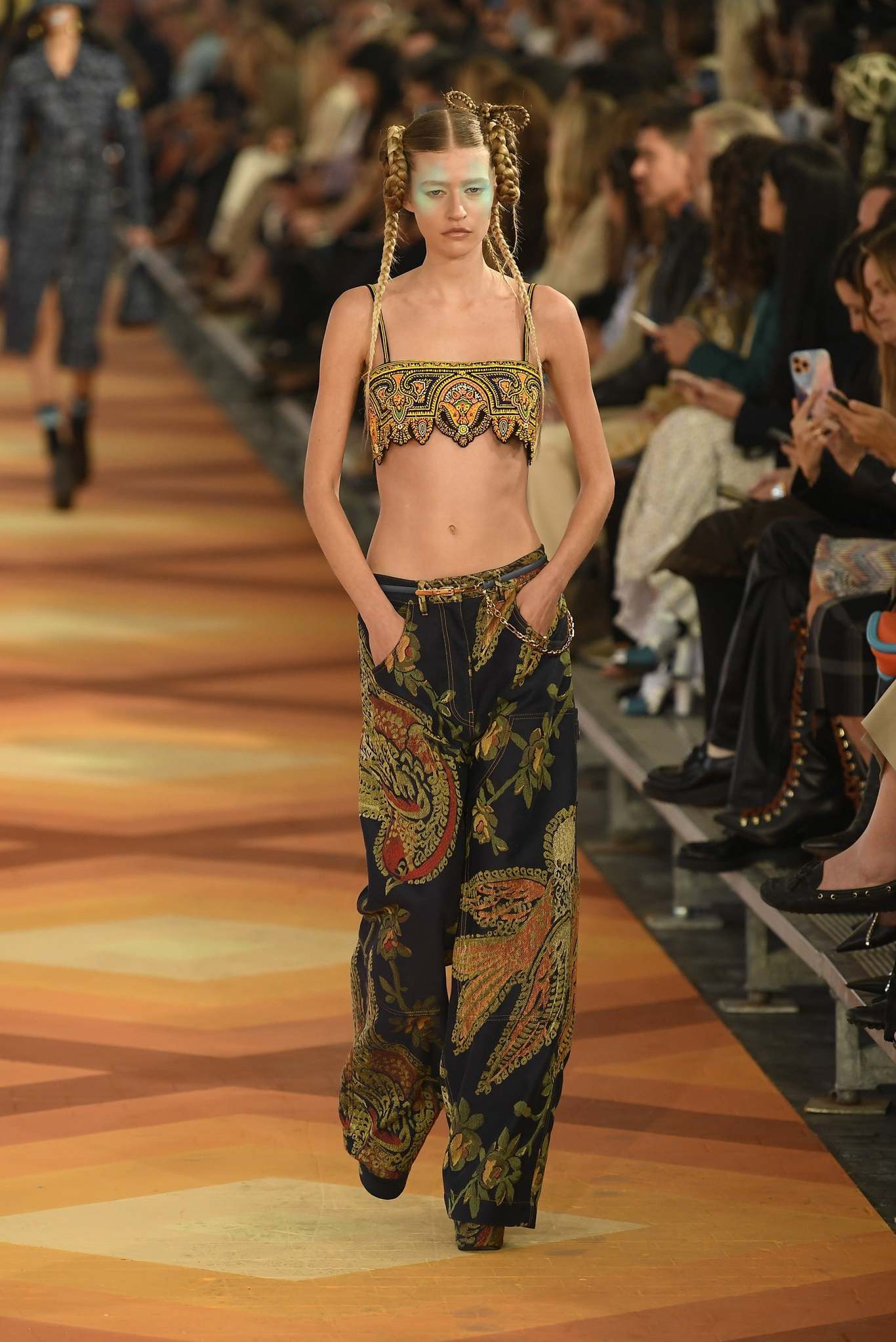 Etro 2023 İlkbahar/Yaz Koleksiyonunu Keşfedin