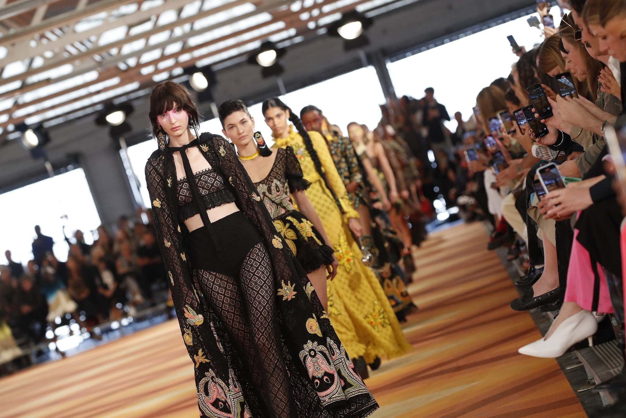 Etro 2023 İlkbahar/Yaz Koleksiyonunu Keşfedin