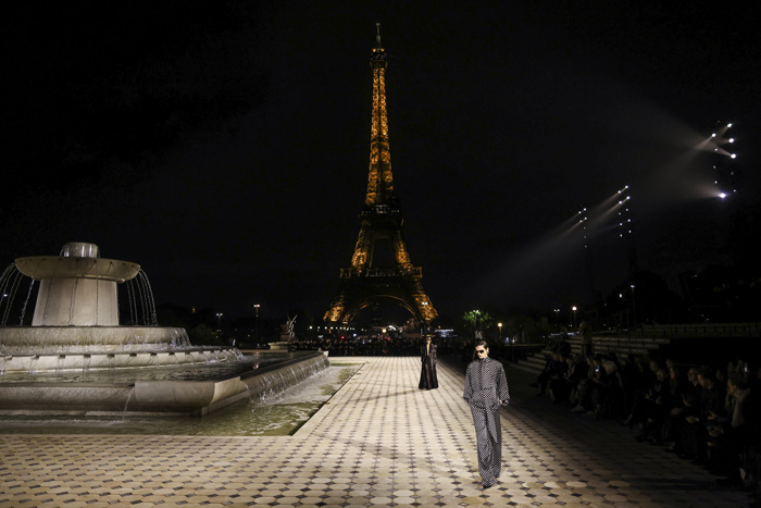 Saint Laurent İlkbahar/Yaz 2023: Paris Cazibesi