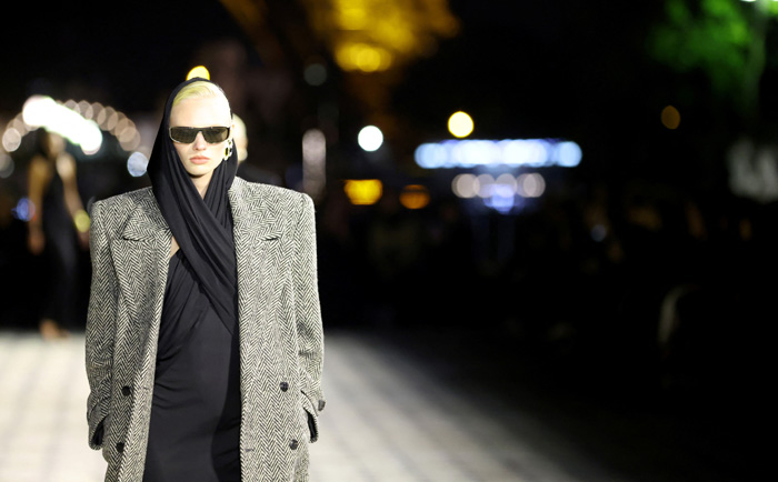 Saint Laurent İlkbahar/Yaz 2023: Paris Cazibesi