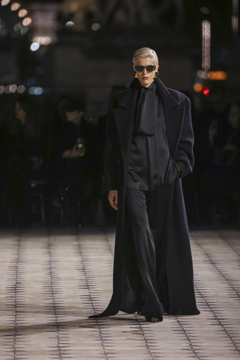 Saint Laurent İlkbahar/Yaz 2023: Paris Cazibesi
