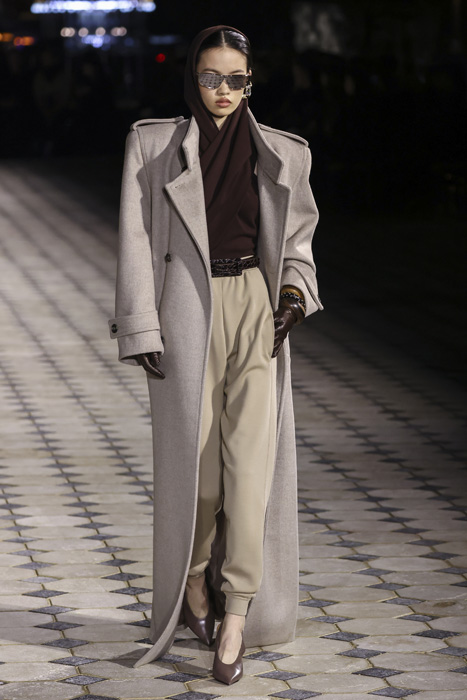 Saint Laurent İlkbahar/Yaz 2023: Paris Cazibesi