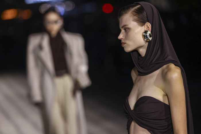 Saint Laurent İlkbahar/Yaz 2023: Paris Cazibesi