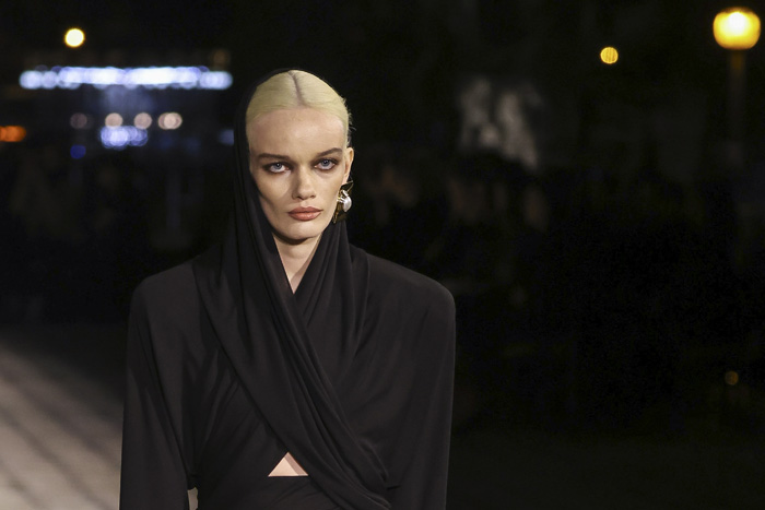 Saint Laurent İlkbahar/Yaz 2023: Paris Cazibesi