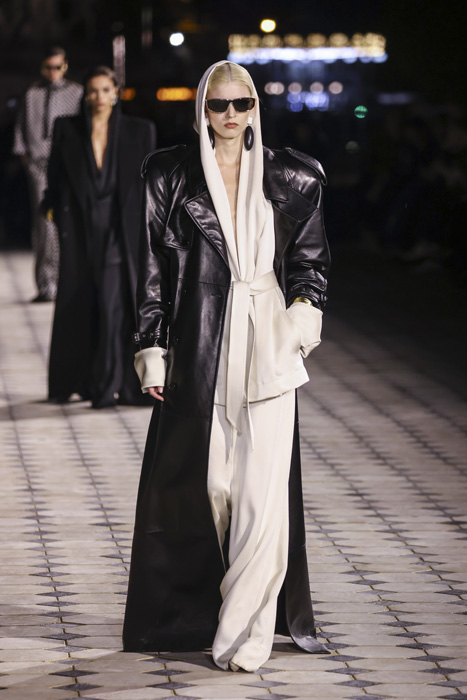 Saint Laurent İlkbahar/Yaz 2023: Paris Cazibesi