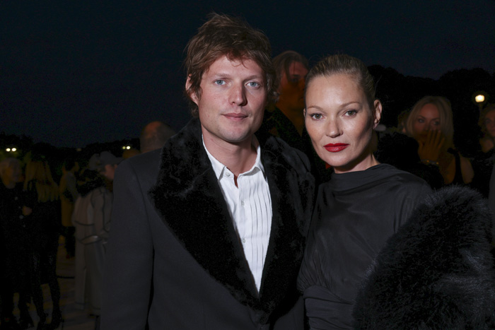 Saint Laurent İlkbahar/Yaz 2023: Paris Cazibesi