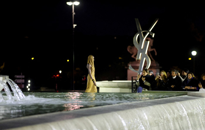 Saint Laurent İlkbahar/Yaz 2023: Paris Cazibesi