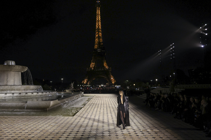 Saint Laurent İlkbahar/Yaz 2023: Paris Cazibesi