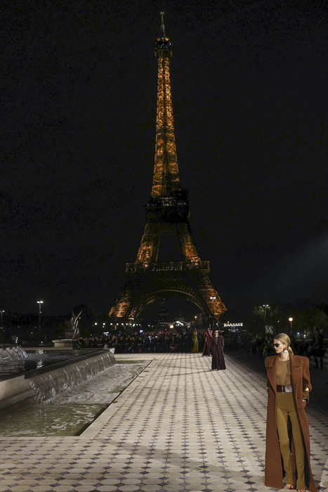 Saint Laurent İlkbahar/Yaz 2023: Paris Cazibesi