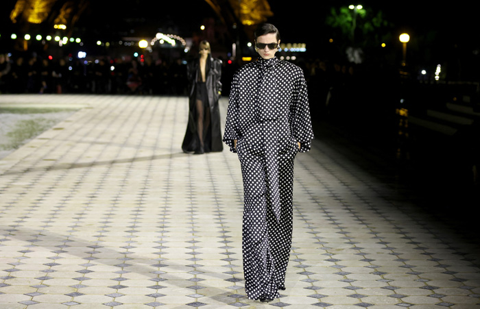 Saint Laurent İlkbahar/Yaz 2023: Paris Cazibesi
