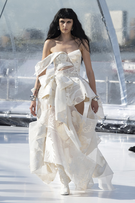 İlk Bakışta: Alexander McQueen İlkbahar/Yaz 2023